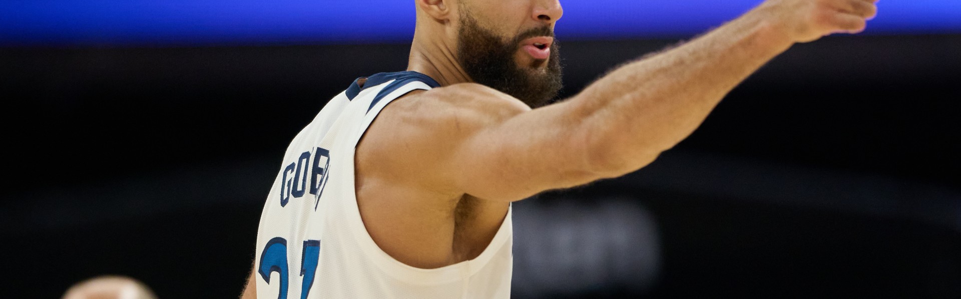 孙悦：戈贝尔是近5年最水DPOY  他只等盖帽那一下 这是弥补式防守