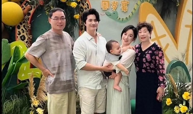 华体会官方-张檬儿子周岁宴排面拉满，爸爸全程温柔抱哄，被全家宠成小宝贝