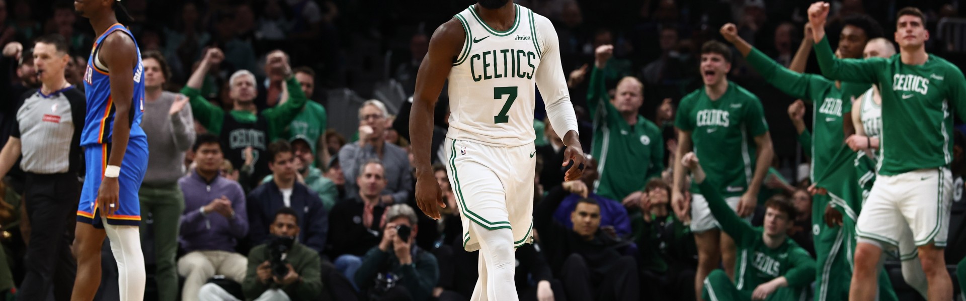 华体会网站-就是硬！杰伦·布朗单赛季得分突破2000 生涯首次&amp;队史第8人！