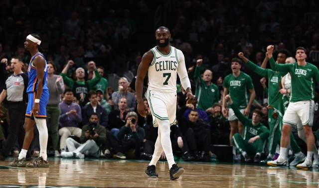 华体会网站-就是硬！杰伦·布朗单赛季得分突破2000 生涯首次&amp;队史第8人！